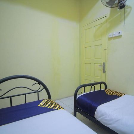 Spot On 2305 Andys Nur Penginapan Dumai Esterno foto