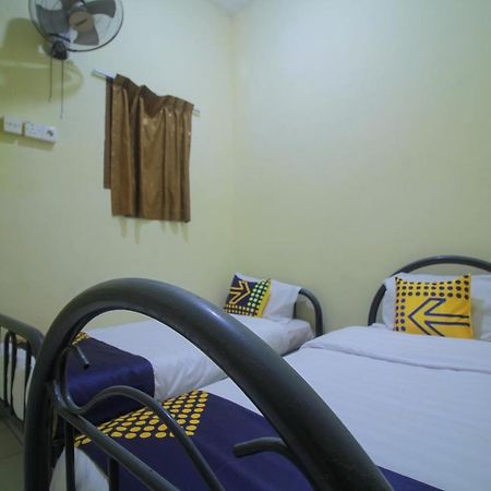 Spot On 2305 Andys Nur Penginapan Dumai Esterno foto