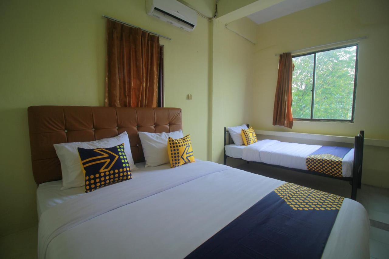 Spot On 2305 Andys Nur Penginapan Dumai Esterno foto