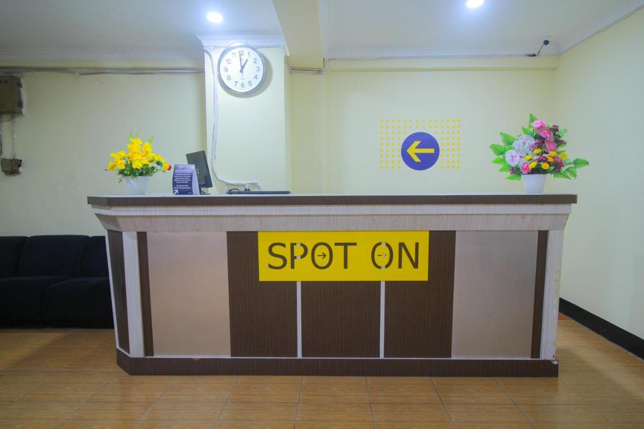 Spot On 2305 Andys Nur Penginapan Dumai Esterno foto
