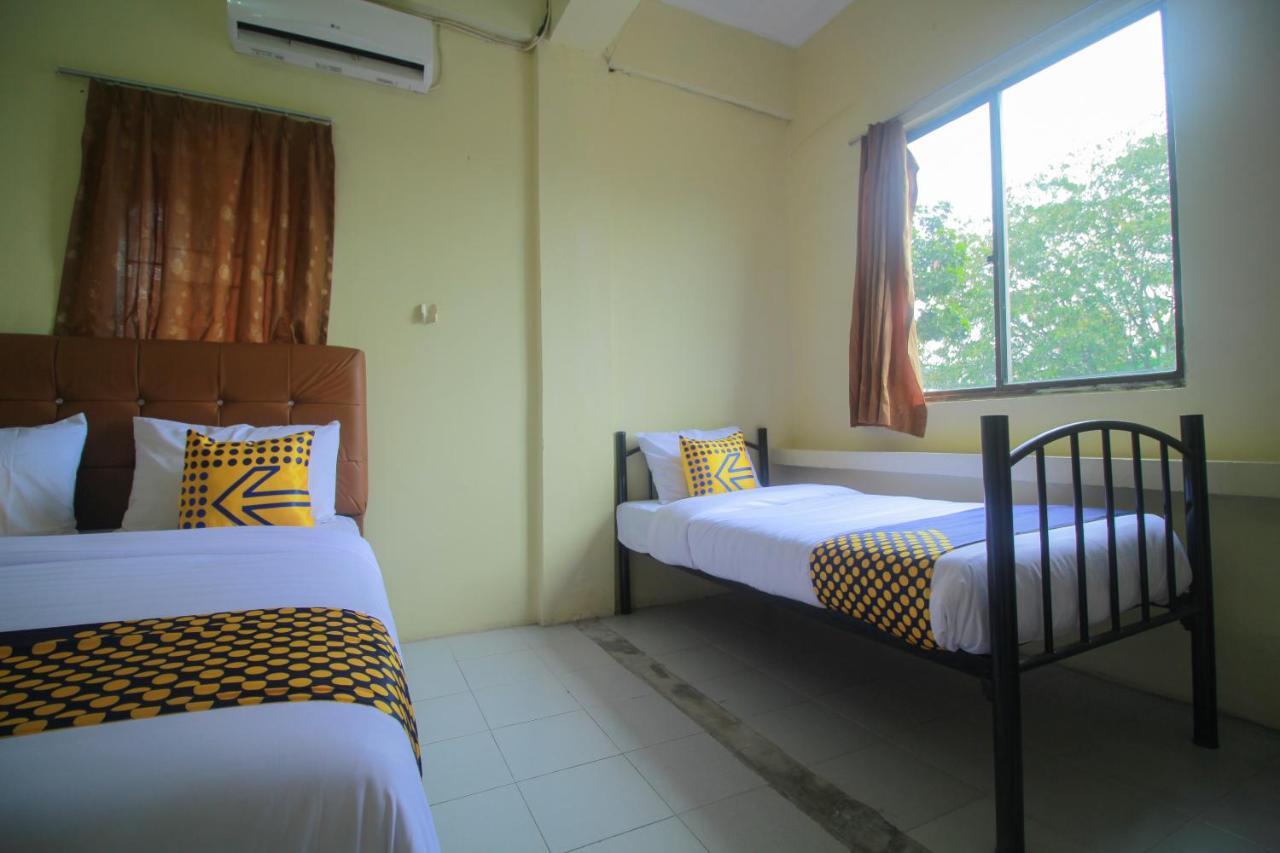 Spot On 2305 Andys Nur Penginapan Dumai Esterno foto
