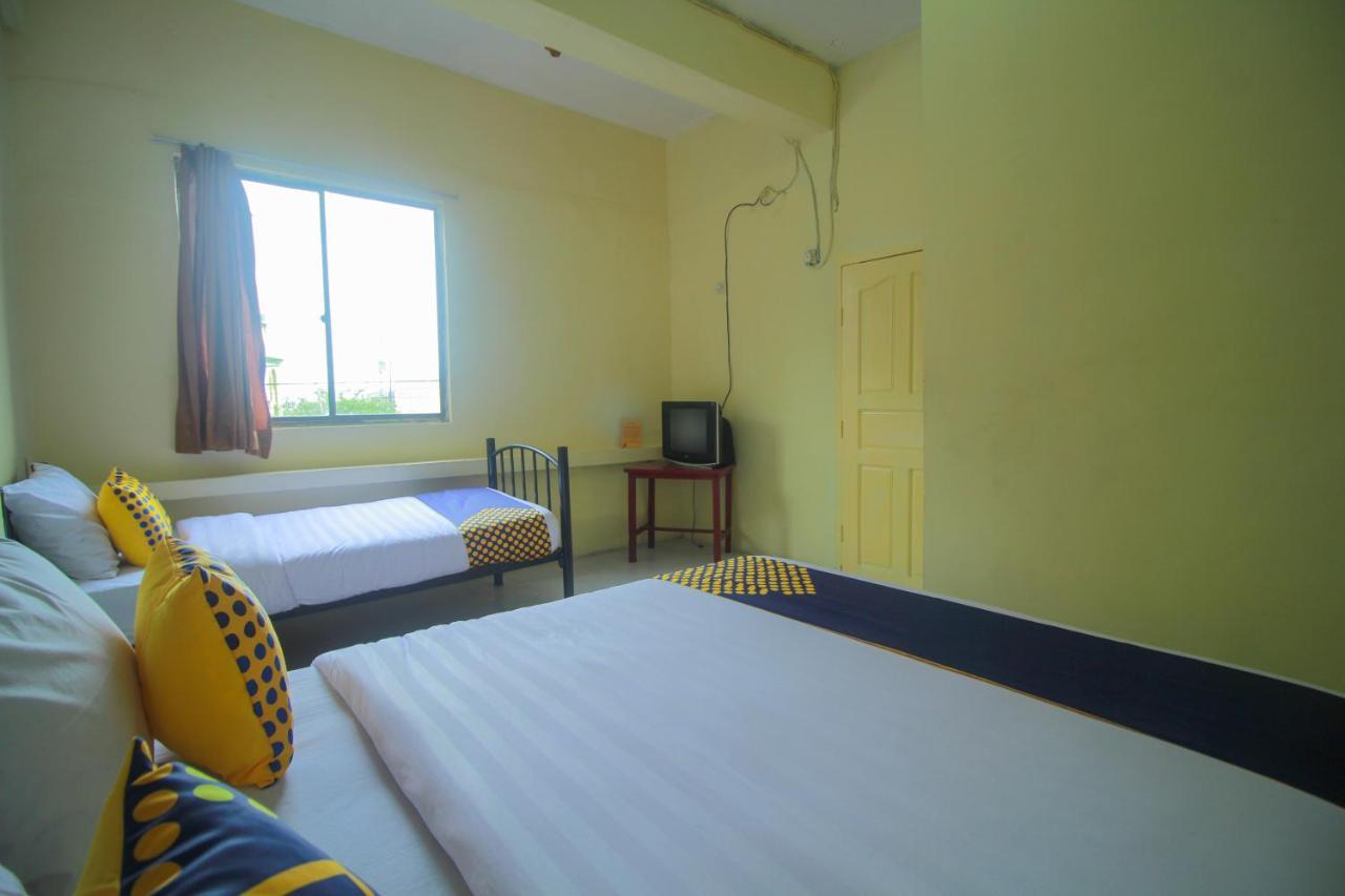 Spot On 2305 Andys Nur Penginapan Dumai Esterno foto