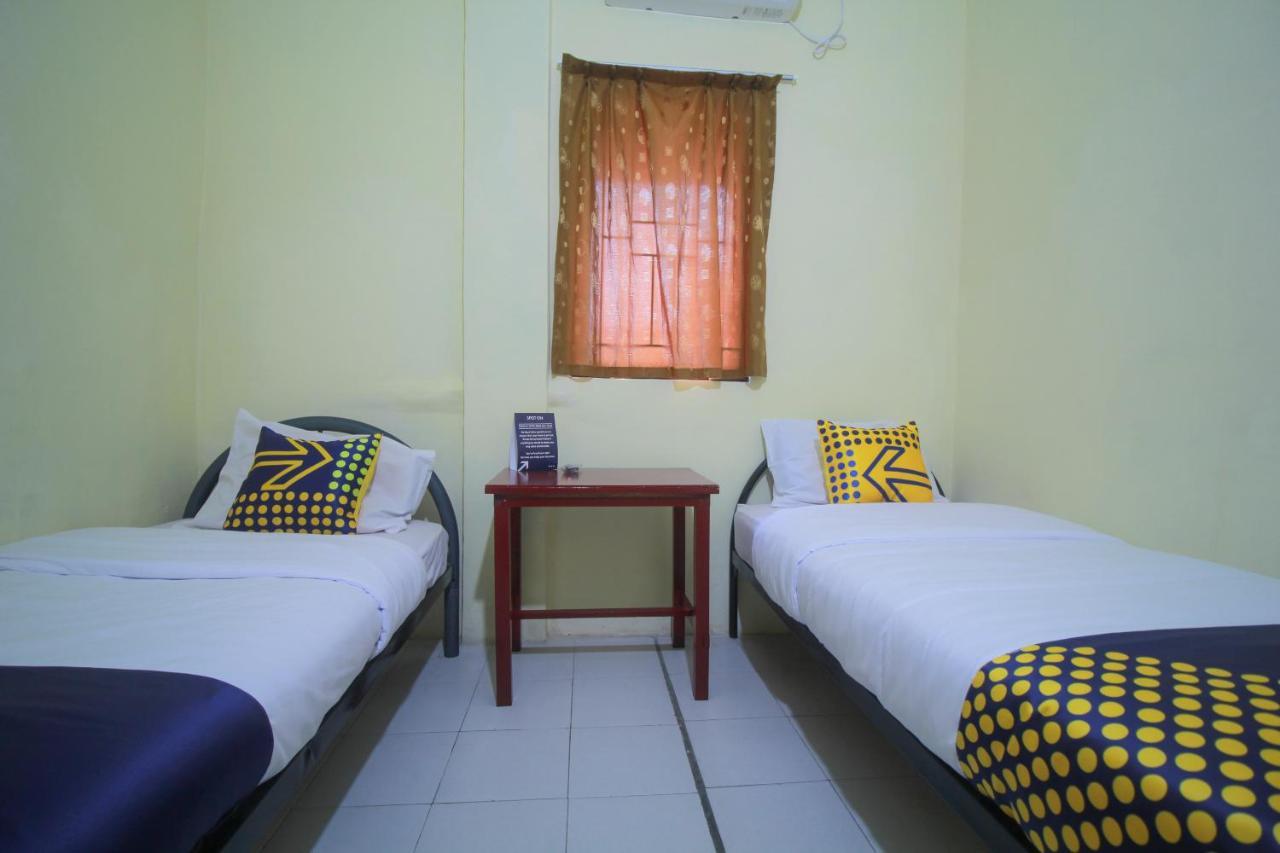 Spot On 2305 Andys Nur Penginapan Dumai Esterno foto