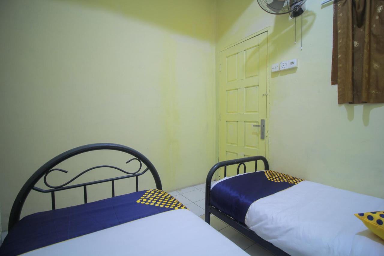 Spot On 2305 Andys Nur Penginapan Dumai Esterno foto