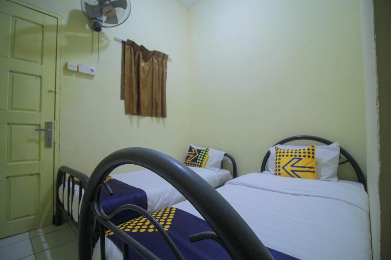 Spot On 2305 Andys Nur Penginapan Dumai Esterno foto